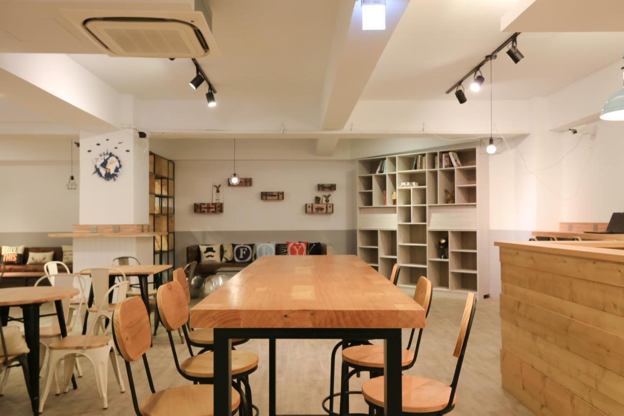 Flyinn Hostel Kaohsiung Esterno foto