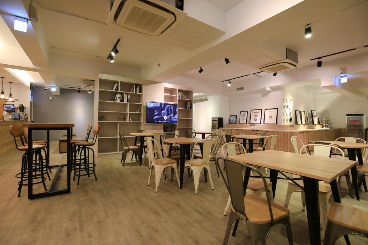 Flyinn Hostel Kaohsiung Esterno foto