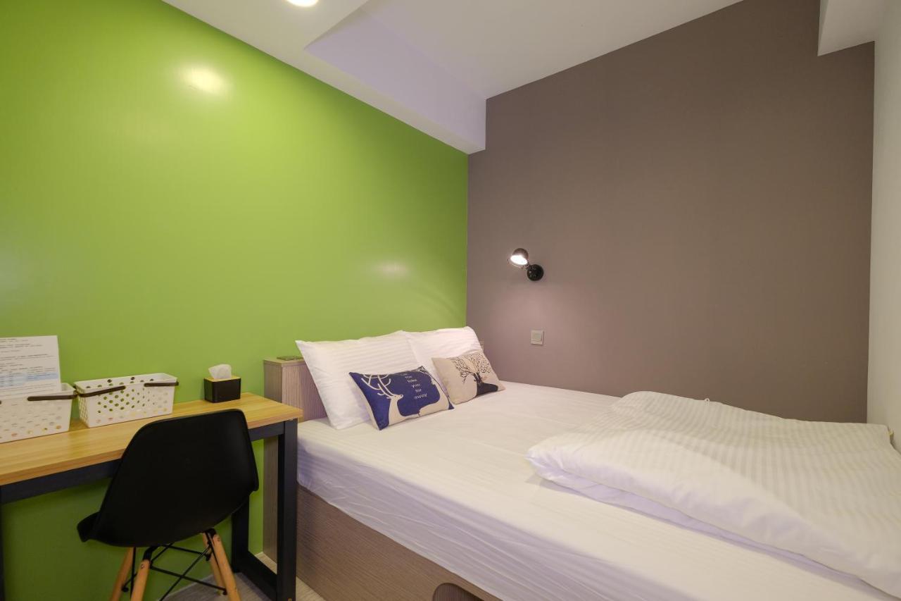 Flyinn Hostel Kaohsiung Esterno foto