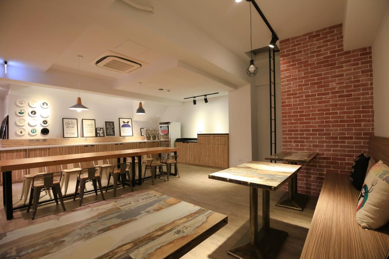 Flyinn Hostel Kaohsiung Esterno foto