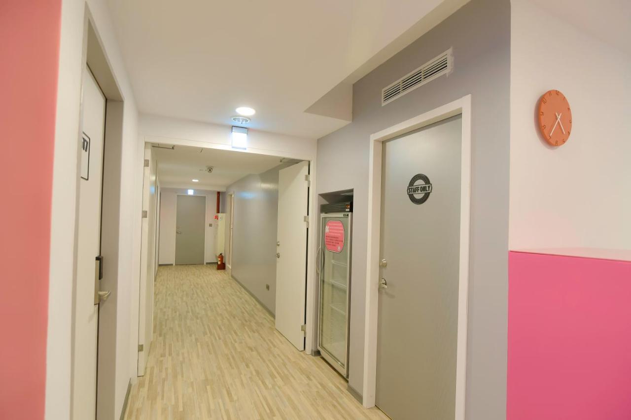 Flyinn Hostel Kaohsiung Esterno foto