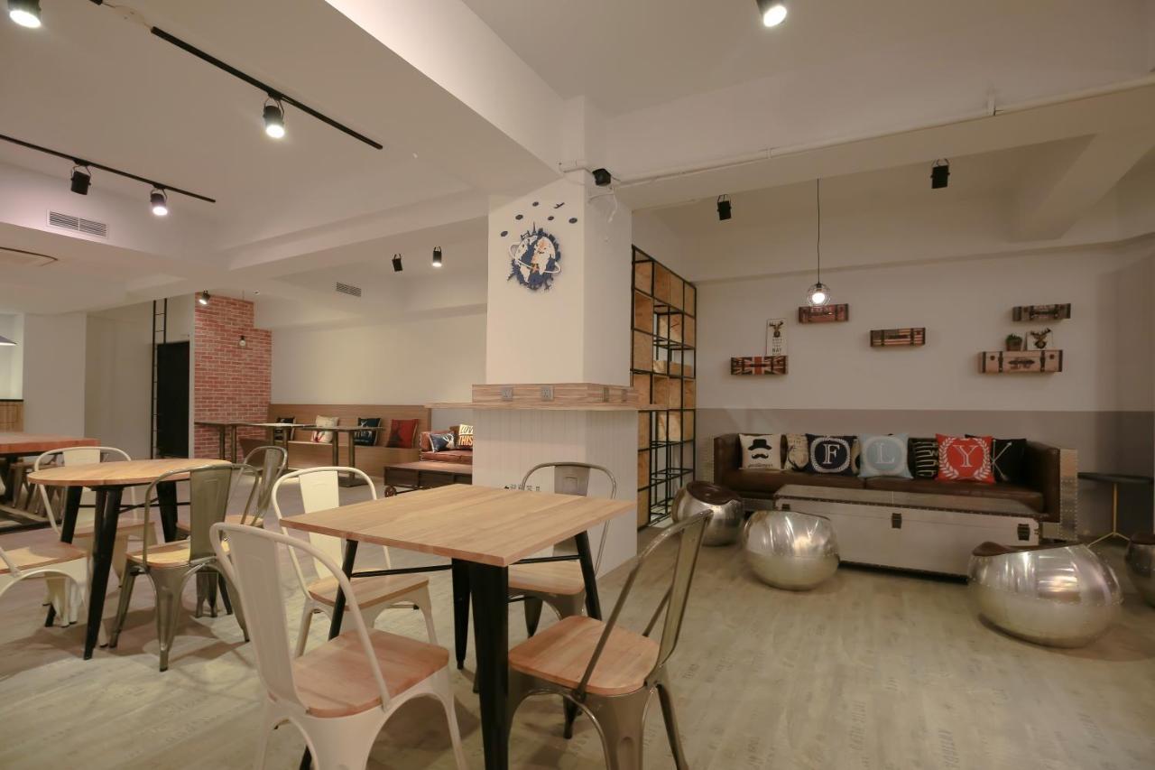 Flyinn Hostel Kaohsiung Esterno foto