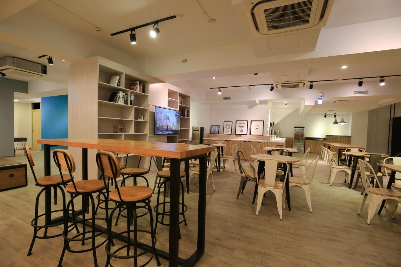 Flyinn Hostel Kaohsiung Esterno foto