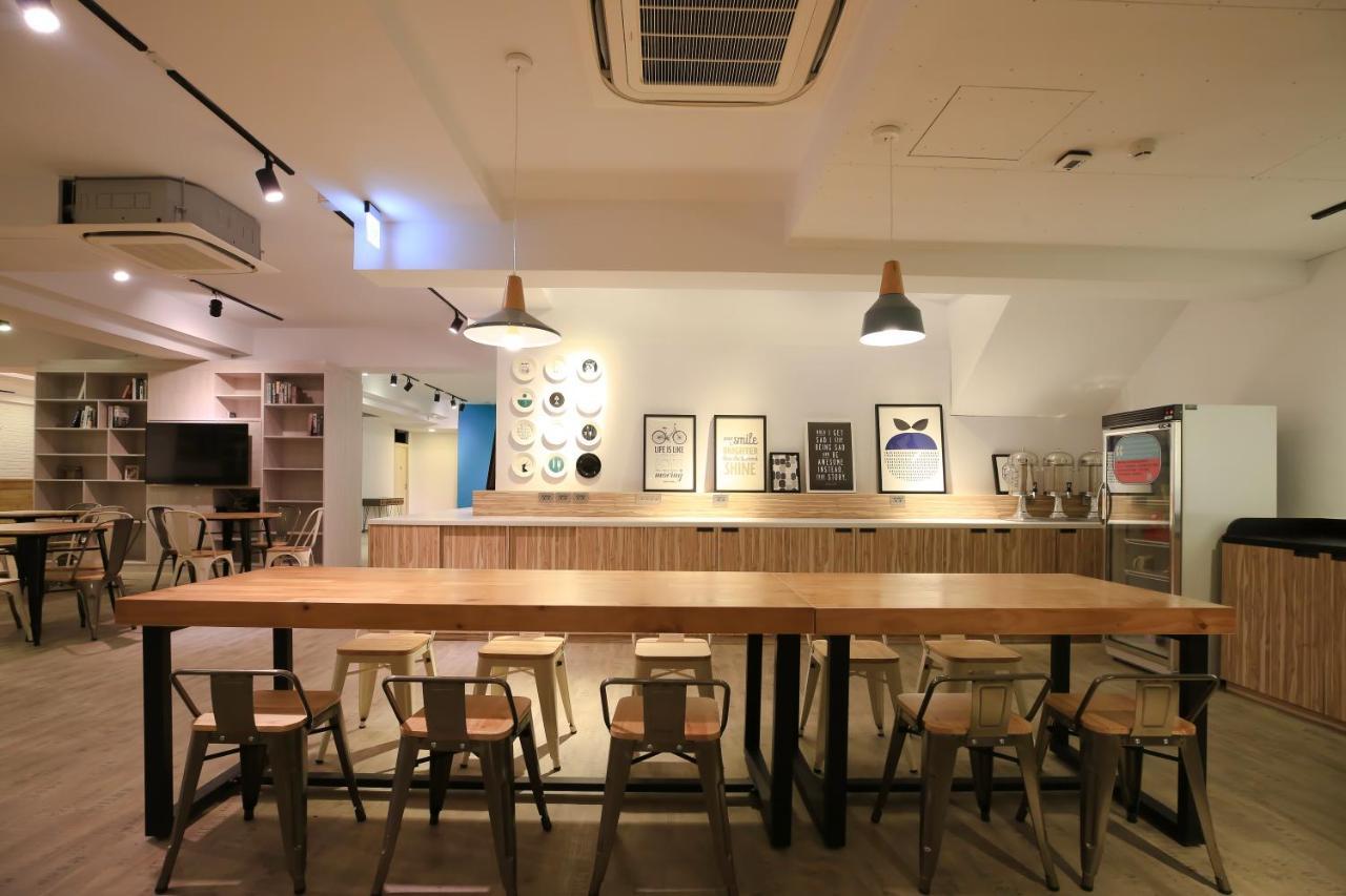 Flyinn Hostel Kaohsiung Esterno foto