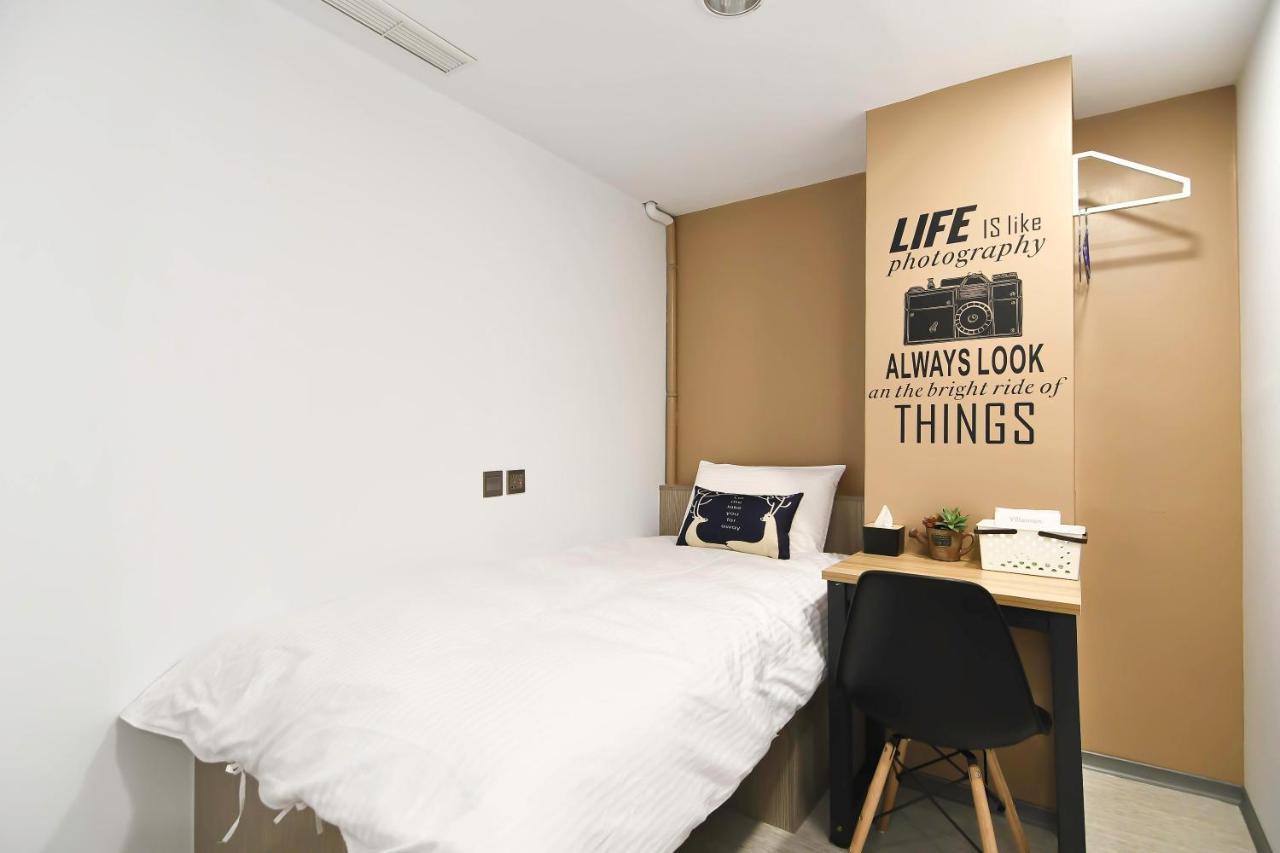 Flyinn Hostel Kaohsiung Esterno foto