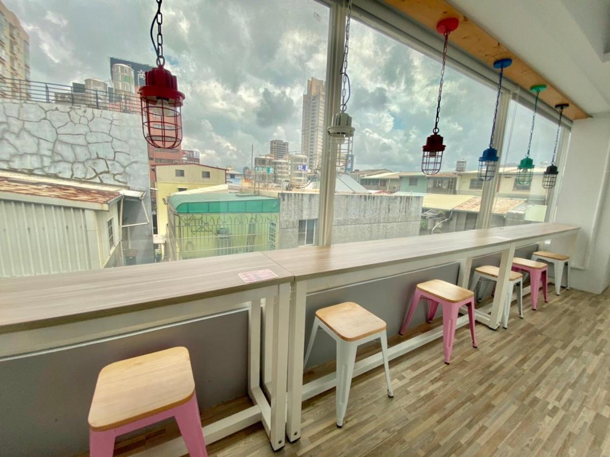 Flyinn Hostel Kaohsiung Esterno foto