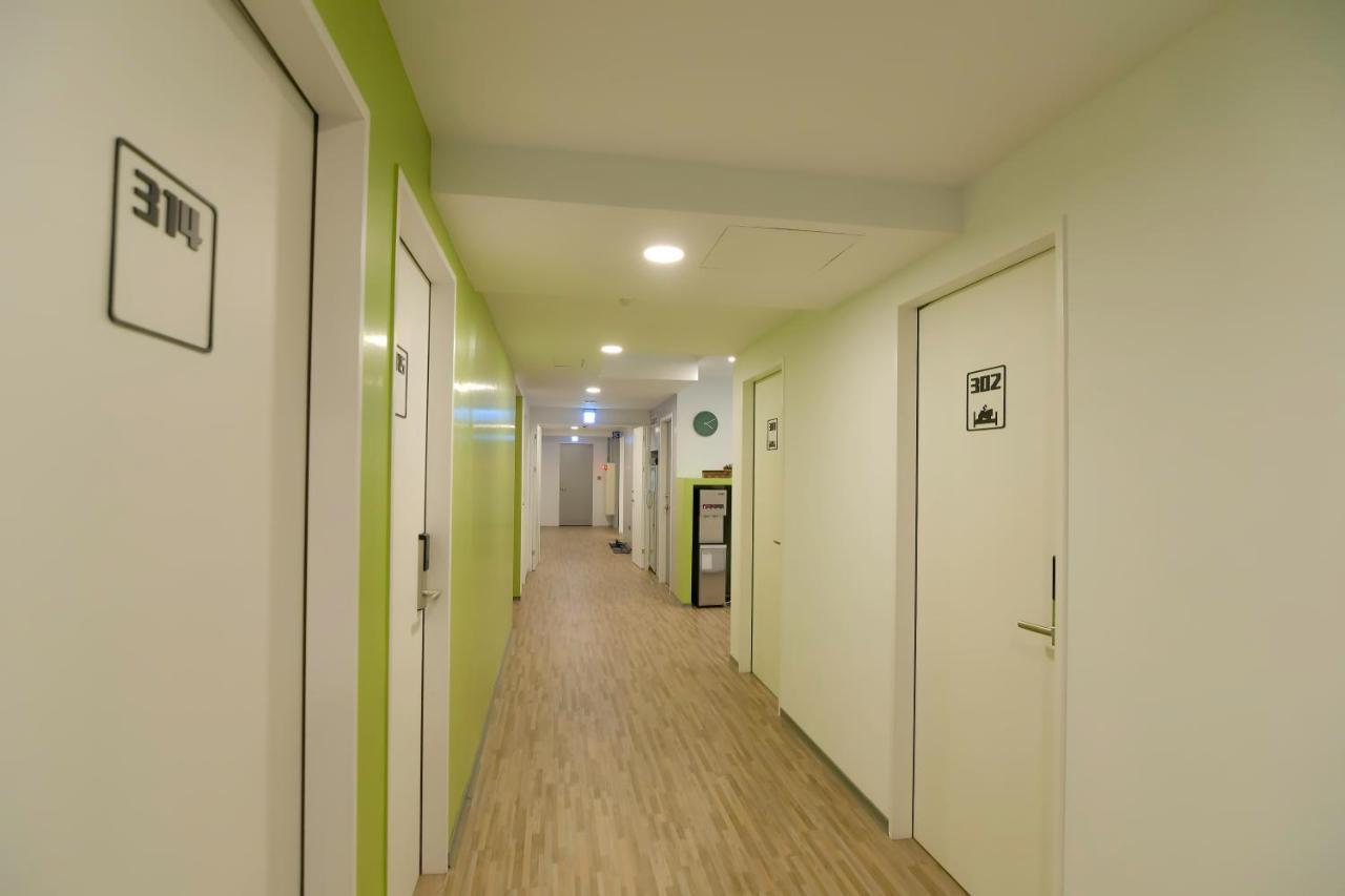 Flyinn Hostel Kaohsiung Esterno foto