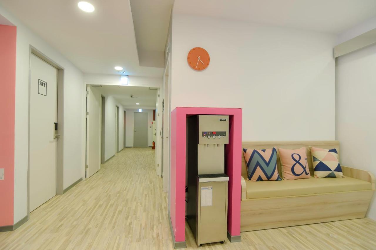 Flyinn Hostel Kaohsiung Esterno foto