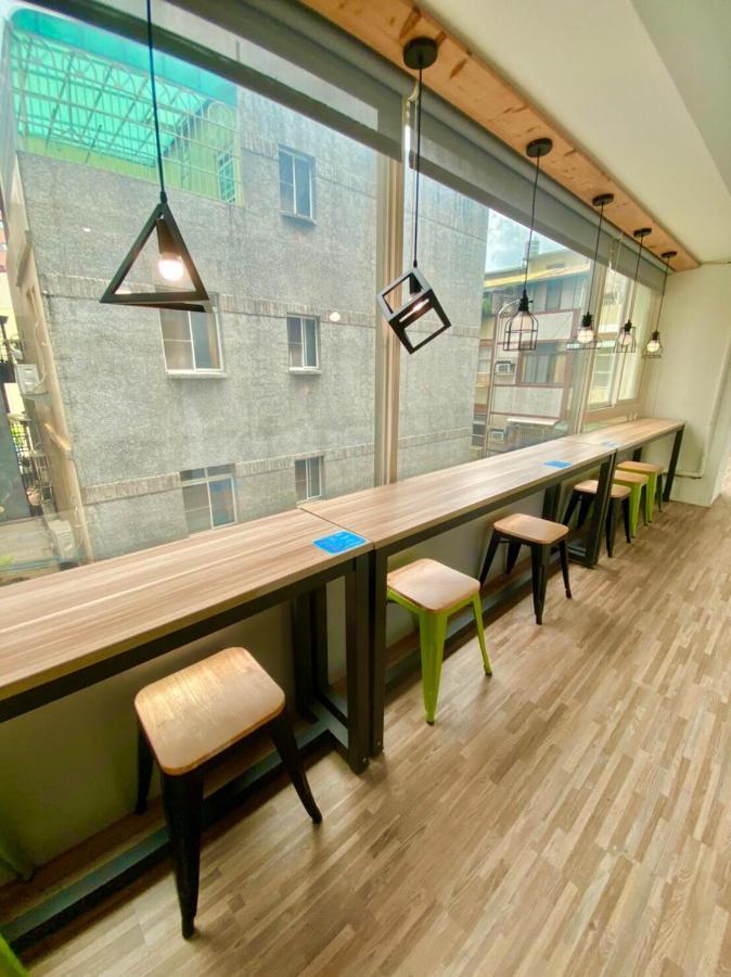 Flyinn Hostel Kaohsiung Esterno foto