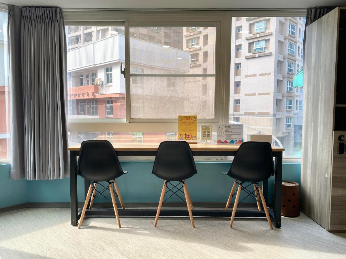 Flyinn Hostel Kaohsiung Esterno foto