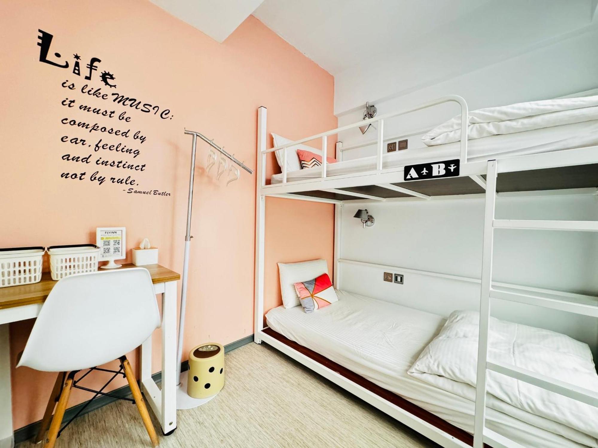 Flyinn Hostel Kaohsiung Esterno foto