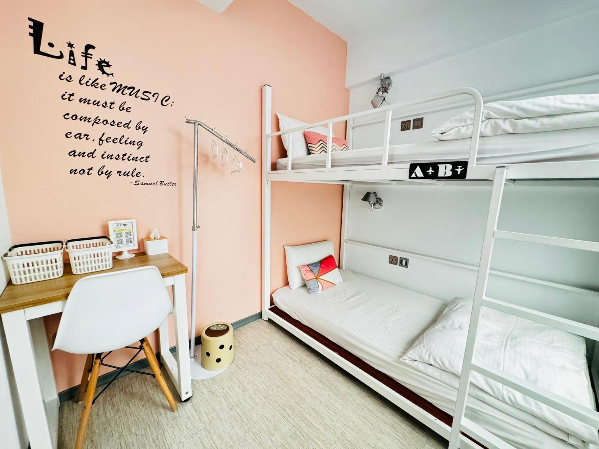 Flyinn Hostel Kaohsiung Esterno foto